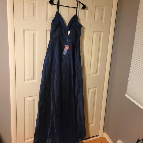Navy blue gown. - Picture 3 of 3